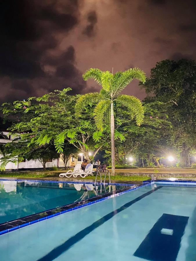 Randiyaepiliyagoda Resort Avissawella Buitenkant foto