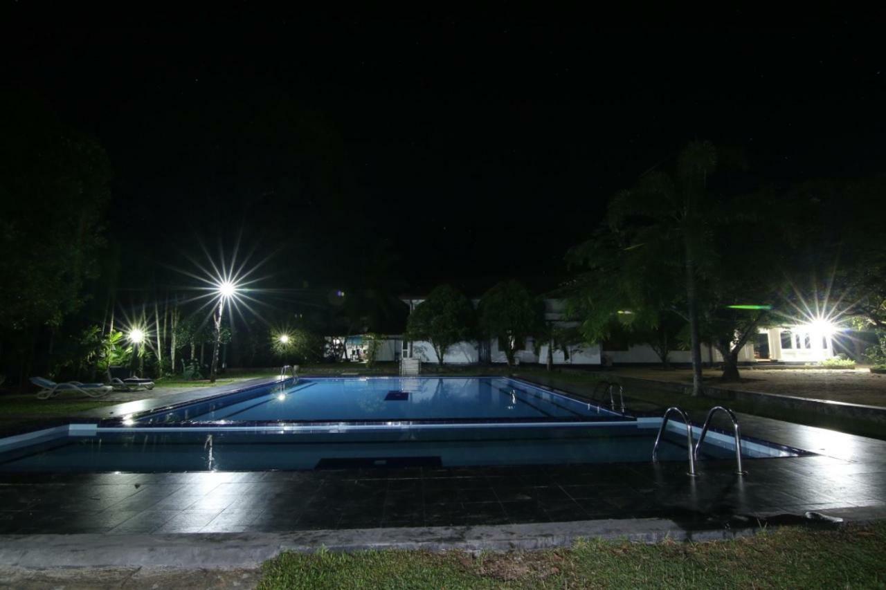 Randiyaepiliyagoda Resort Avissawella Buitenkant foto